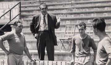 Mundo, en la tribuna de Torrero conversando a la conclusión de un entrenamiento con su auxiliar Lerín y con los jugadores Chaves y Vidal.