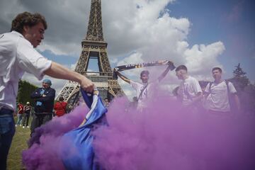 Los aficionados del Real Madrid concentrados en las inmediaciones de la Torre Eiffel se van animando a medida que llega la hora del partido.