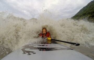 Olas de 2 y 3 metros y el agua a menos de cinco grados, así son las condiciones en Turnagain Arm Bore Tide, Alaska, en verano. El surfista Leif Ramos.