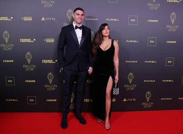 Emiliano Martínez posa con su esposa Mandinha Martínez a su llegada a la alfombra roja.