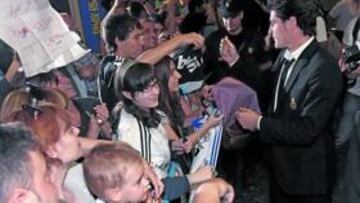 <b>ACLAMADO. </b>Iker Casillas, rodeado de seguidores a su llegada a Vila-Real.