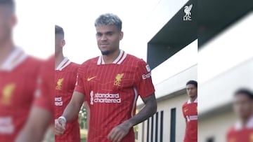 Luis Díaz está de nuevo en Inglaterra y está preparado, junto al Liverpool, para tomarse unas fotos.