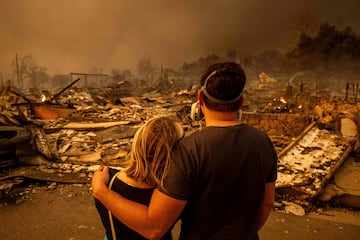 Megan Mantia, a la izquierda, y su novio Thomas, regresan a la casa de Mantia, da?ada por el fuego.