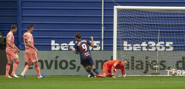 El jugador del Eibar Cucurella marca el 1-0 al Barcelona. 