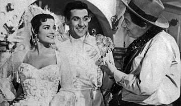 Escena de 'La bella de Cádiz' Carmen Sevilla aparece junto a los actores Luis Mariano y Jean Tissier.