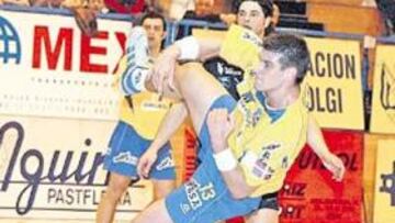 <b>EFECTIVIDAD. </b>Julen Aguinagalde se desenvuelve con gran éxito por la línea de los seis metros.