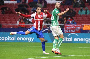 Jo?o F¨¦lix marca el 3-0 al Betis.