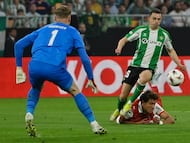 SEVILLA, 16/04/2026.- El centrocampista del Betis Álvaro Fidalgo (d) intenta batir al portero del Braga, el checo Lukas Hornicek, durante el partido de vuelta de cuartos de final de la Liga Europa disputado entre Real Betis y SC Braga en el estadio de La Cartuja, en Sevilla. EFE/Raúl Caro