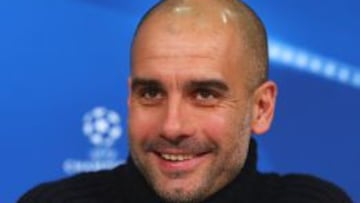 Pep Guardiola sonríe durante la rueda de prensa.