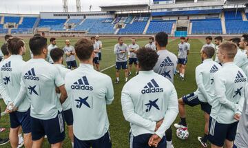 Luis Enrique en una charla con los jugadores.