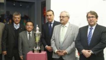 La RFEF recibe del Levante la copa de la España Libre.