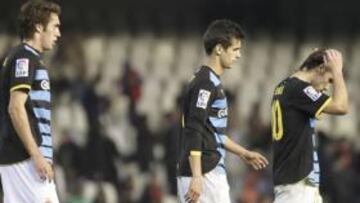 <b>TRISTEZA. </b>Los jugadores pericos se lamentan, el sábado, en Mestalla, donde sumaron su quinto encuentro consecutivo sin los tres puntos.
