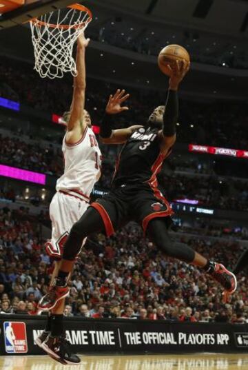 Bulls 65 - Heat 88 (1-3). Dwyane Wade de los Miami entra a canasta.