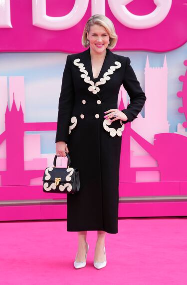 Emerald Fennell posa para los fotógrafos a su llegada al estreno de la película 'Barbie' en Londres.