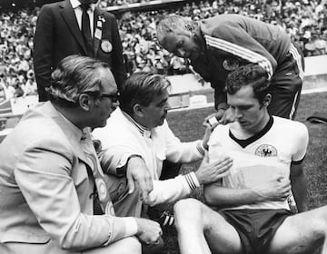 El 17 de junio de 1970. Alemania Federal jugó la semifinal del Mundial ante Italia, en el Estadio Azteca. El partido, denominado más tarde como "El Partido del Siglo". Beckenbauer lideraba a esa selección y en un lance del juego, se luxó el hombro derecho. En la imagen, los médicos alemanes le hacen un apaño para evitar que la lesión de hombro empeorase.