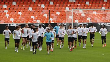 La plantilla del Valencia entren&oacute; ayer en Mestalla. 
 
 
 
 
 
  MESTALLA