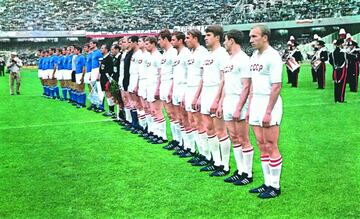Italia se alzaba con fortuna la Eurocopa que organizaba. El hecho hist¨®rico se produjo en semifinales. Pasar¨ªan de ronda contra la URSS gracias al lanzamiento de una moneda. Cara o cruz. El azar estar¨ªa de su parte, ya que no exist¨ªan las tandas de penaltis para desempatar las pr¨®rrogas. Una medida rudimentaria y alejada del deporte que otorgaba a la 'Azzurra' una plaza en la final. La cara de Giacinto Fachetti, capit¨¢n italiano, reflejaba la alegr¨ªa del sorteo.