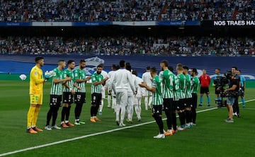 Los jugadores del Betis hacen el pasillo al Real Madrid, por su t&iacute;tulo de Liga, en el Santiago Bernab&eacute;u.