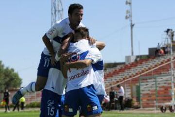 Jugadores de Universidad Católica celebran la apertura de la cuenta