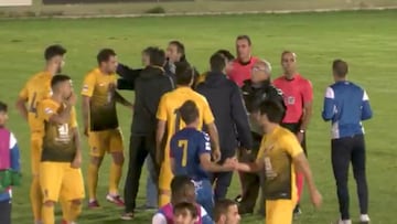 Los jugadores de la Ponferradina rodean al árbitro tras señalar el final.