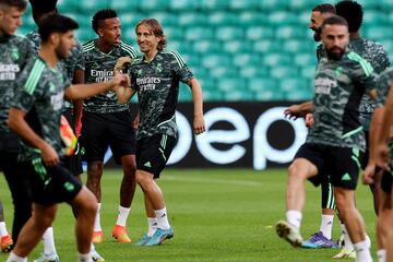 Militao y Luka Modric durante el entrenamiento del Real Madrid en el Celtic Park de Glasgow.