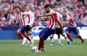 El jugador del Atlético de Madrid, Diego Costa, marca de penalti el 1-0 al Valencia. 