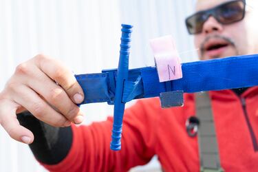 El control del sangrado es vital. Las hemorragias son la principal causa de muerte en los conflictos. Tener a mano, saber usarlo, sacarlo, escribir la hora correctamente, apretarlo como se debe, y saber el máximo de tiempo posible que hace que una persona viva o no. 