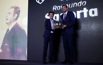 Tomás de Cos entrega el premio In Memoriam de Raimundo Saporta a Felipe Reyes, embajador del Real Madrid.
