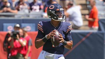 Fields debut&oacute; con los Bears en el duelo de pretemporada contra los Dolphins y se mostr&oacute; poco impresionado por la velocidad de la NFL.