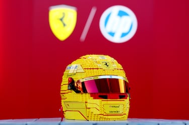 Réplica en LEGO del casco del británico Lewis Hamilton y de la Scuderia Ferrari durante las previas del Gran Premio de Australia de F1 en el Circuito Albert Park.