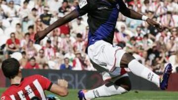 <b>EL ESTRENO. </b>Lass trata de superar a De Marcos en San Mamés