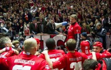 EL Bayern de Munich campeón de la Bundesliga. Muller con un megáfono.