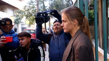 GRAFCAT3585. SANT FELIU DE LLOBREGAT (BARCELONA), 06/02/2025.- La futbolista Irene Paredes a su salida este jueves de los juzgados de Sant Feliu de Llobregat (Barcelona) tras declarar por videoconferencia en el juicio que se celebra en la Audiencia Nacional contra el expresidente de la RFEF Luis Rubiales y otras tres personas por el beso que dio Rubiales a Jenni Hermoso tras la final del Mundial de 2023 y que ella ha denunciado que no consintió. EFE/Quique García