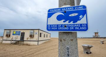 En el muelle Balboa en Newport Beach hay un letrero de advertencia de tsunami, colocado en un poste de luz que dice "en caso de terremoto, dir¨ªjase a un terreno elevado o al interior"