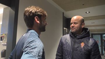 19-01-24. MAREO, GIJÓN. EL ENTRENADOR DEL SPORTING, MIGUEL ANGEL RAMÍREZ, CONVERSA CON EL NUEVO JUGADOR ROJIBLANCO MARIO GONZÁLEZ ANTES DEL ENTRENAMIENTO.