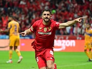 Toluca's Portuguese forward #26 Paulinho celebrates after scoring against Tigres' Argentine goalkeeper #01 Nahuel Guzman (out of frame) during the penalty shootout of the Liga MX Apertura final second leg football match between Toluca and Tigres at the Nemesio Diez stadium in Toluca, Mexico on December 14, 2025. (Photo by Mario Vazquez / AFP)