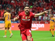 Toluca's Portuguese forward #26 Paulinho celebrates after scoring against Tigres' Argentine goalkeeper #01 Nahuel Guzman (out of frame) during the penalty shootout of the Liga MX Apertura final second leg football match between Toluca and Tigres at the Nemesio Diez stadium in Toluca, Mexico on December 14, 2025. (Photo by Mario Vazquez / AFP)