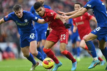 El extremo colombiano disputó 32 minutos en la victoria 3-1 de Liverpool ante Cardiff City por la FA Cup. El guajiro realizó una asistencia.