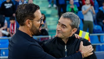 GETAFE, 03/05/2024.- Los t¨¦cnicos del Athletic Club, Ernesto Valverde (d) y del Getafe, Jos¨¦ Bordal¨¢s, se saludan antes del inicio del encuentro correspondiente a la jornada 34 que Getafe y Athletic Club disputan hoy viernes en el Coliseum de Getafe. EFE / Sergio P¨¦rez.