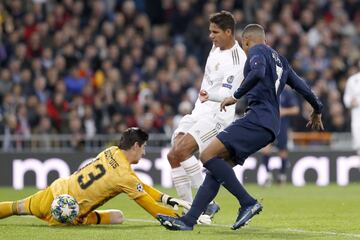 2-1. Thibaut Courtois y Rapahel Varane en la jugada del primer gol de Kylian Mbapp¨¦.