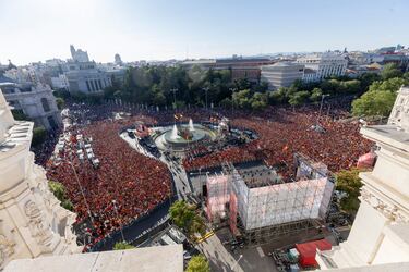 Miles de aficionados se concentran en la plaza de Cibeles para celebrar con los jugadores de la selección española el título de campeones de Europa.
