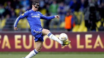 Torres, con máscara, marca de vaselina en el Rubin Kazan-Chelsea en Moscú, donde juega el Atlético.