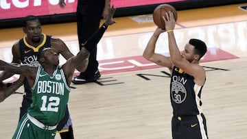 JGM14. Oakland (United States), 28/01/2017.- Golden State Warriors guard Stephen Curry (R) shoots a three pointer over Boston Celtics guard Terry Rozier (L) during the second half of the NBA basketball game between the Boston Celtics and the Golden State