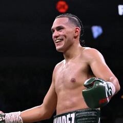 Benavidez says he declined a fight with Crawford for not being able to make weight