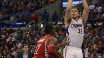 Blake Griffin lanza frente a Dwight Howard.