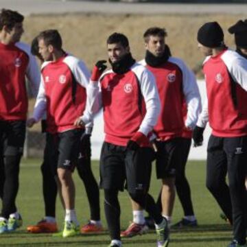 Reyes (en la fotografía, ayer, en el entrenamiento) vuelve a estar en los papeles después de días de mala forma y olvido. Aún parece tener unos cuantos capotazos de categoría.