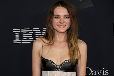 Charlotte Lawrence posa en la alfombra roja de la gala Pre-Grammy celebrada en el hotel Beverly Hilton de Los Ángeles.
