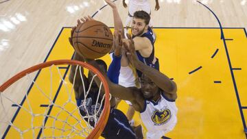 December 14, 2017; Oakland, CA, USA; Golden State Warriors forward Kevin Durant (35) fights for a rebound with Dallas Mavericks forward Harrison Barnes (40) during the second half at Oracle Arena. The Warriors defeated the Mavericks 112-97. Mandatory Credit: Kyle Terada-USA TODAY Sports