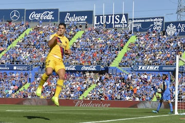 Es un pase -o patadón- de Ter Stegen casi desde su propia área que pasa por encima de la defensa y llega a Luis Suárez. El delantero corre, ve adelantado a Soria y define de primeras picándola sobre el portero. Es una barbaridad el pase de Ter Stegen, que se apunta la asistencia. 