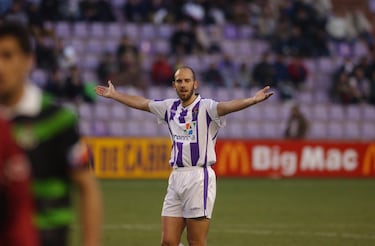 La temporada 2002-03 jugó cedido en el Valladolid.
